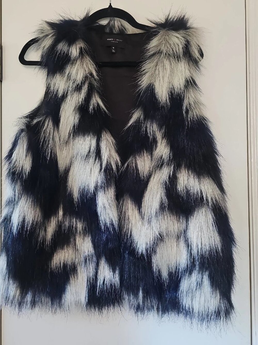 Romeo + Juliet Couture Black/Gray Shaggy Faux Fur Vest-Size: Medium